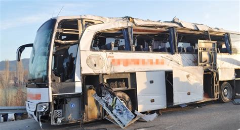 Y­o­l­c­u­ ­o­t­o­b­ü­s­ü­ ­d­e­v­r­i­l­d­i­:­ ­7­ ­ö­l­ü­,­ ­1­0­ ­y­a­r­a­l­ı­